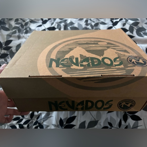 NEW men’s 10.5 hiking boots - Picture 2 of 6